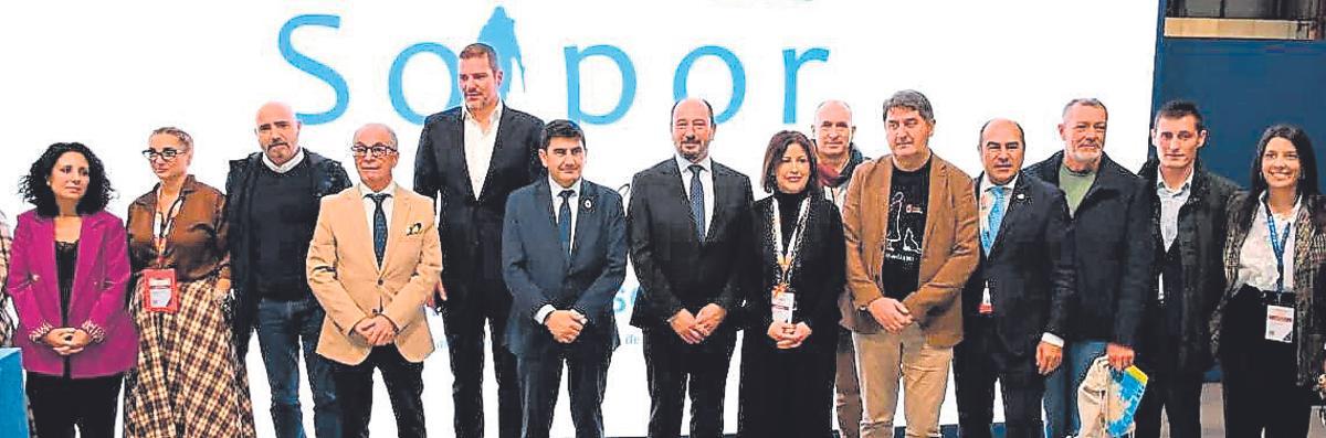 O residente de Solpor, Jesús Picallo, acompañado da secretaria Amelia García, o vicepresidente Toño González e a técnica de la asociación Begoña Varela