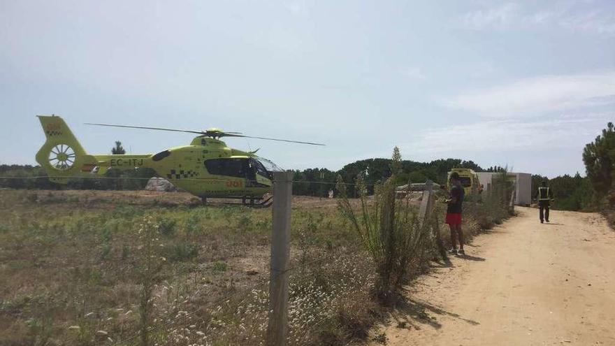 Hasta el lugar del incidente se trasladó el helicóptero del 112 y una ambulacia medicalizada. // FdV