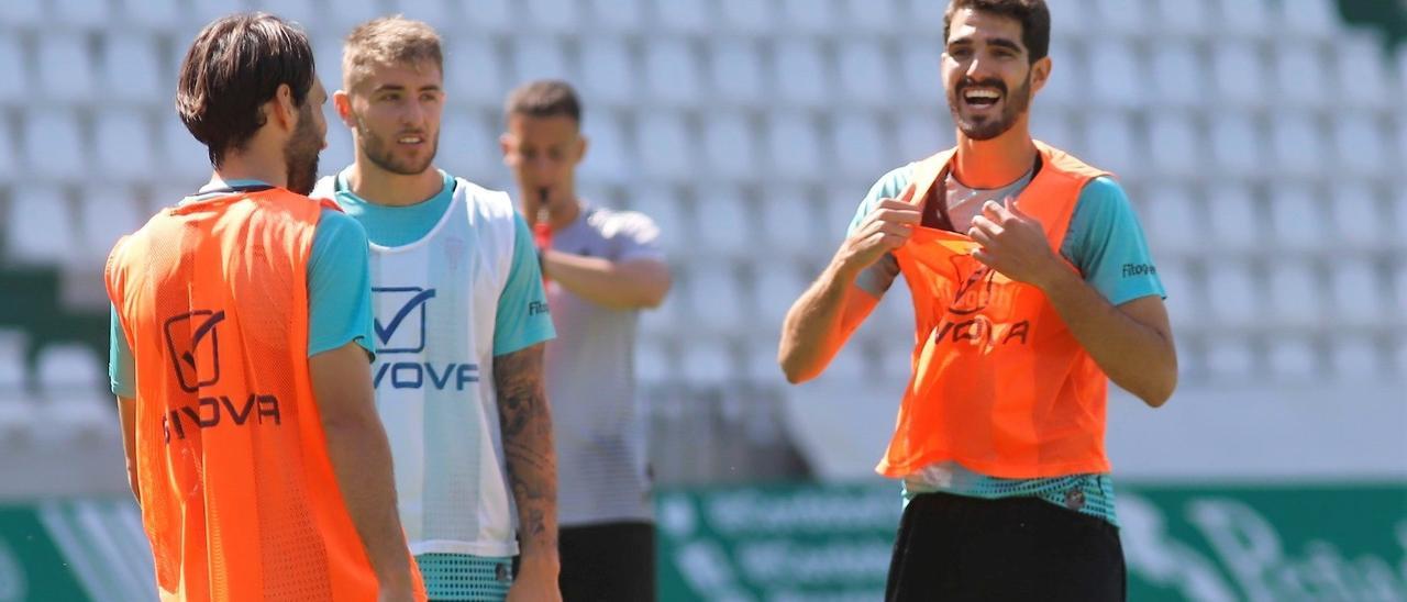 Bernardo Cruz, a la derecha de la imagen, sonriente durante una sesión de trabajo con el Córdoba CF.