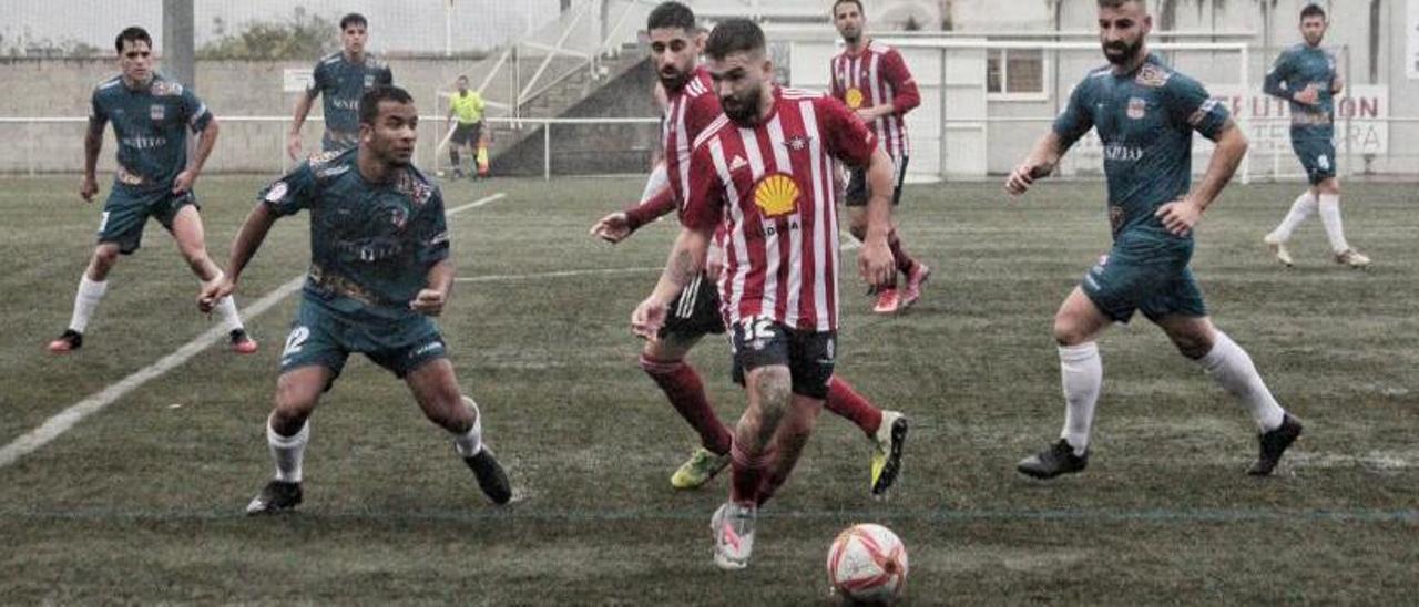 Óscar Martínez en una acción del encuentro ante el Juvenil de Ponteareas. |  // SANTOS ÁLVAREZ