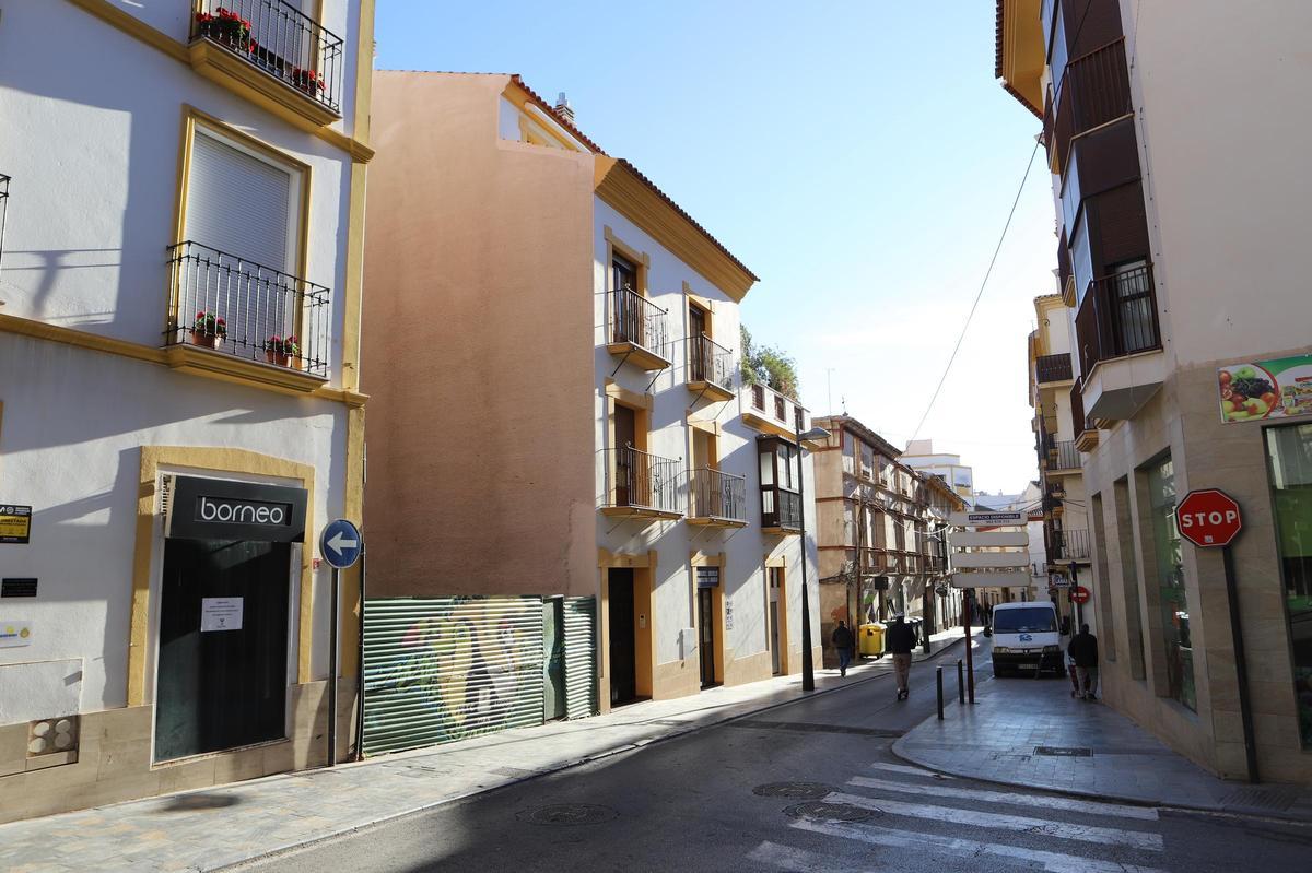 Solar en la calle Álamo, una de las principales del Casco Histórico.