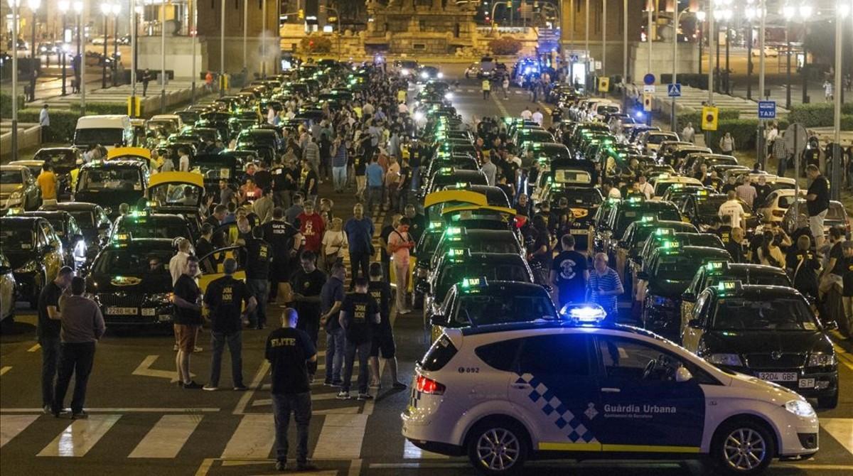 Concentración de taxistas en la avenida Maria Cristina para salir hacia Madrid.