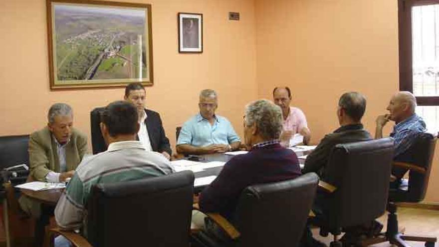 Corporación municipal de Trabazos durante la celebración de un Pleno.