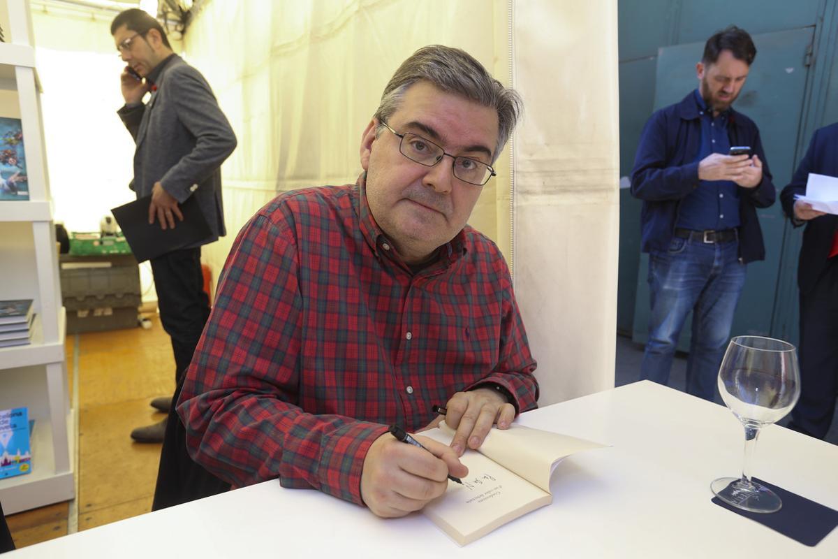 El escritor Sergi Pàmies, durante una firma de ejemplares.