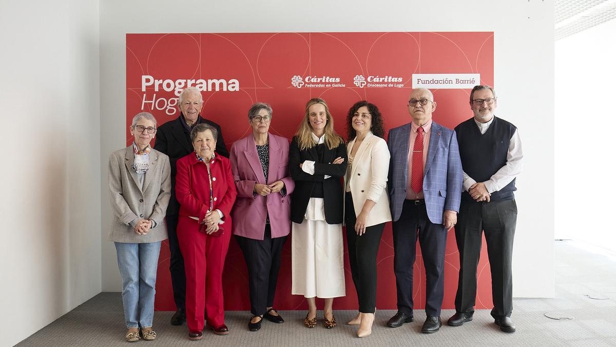 La directora de la Fundación Barrié , Carmen Arias (en el centro), con representantes de las Cáritas Diocesanas gallegas, ayer, en la sede de la Fundación Barrié, en A Coruña.