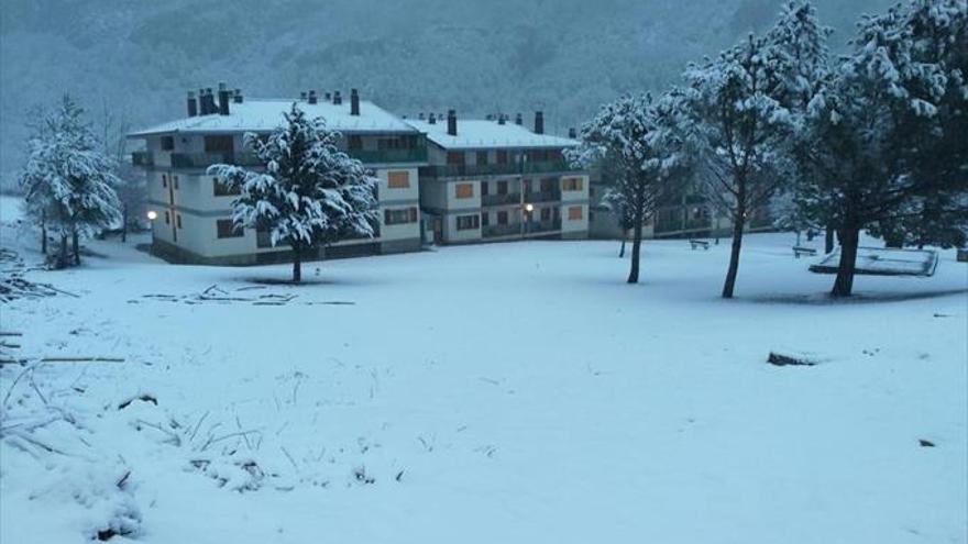 La nieve obliga a poner cadenas y cierra el acceso a Ordesa