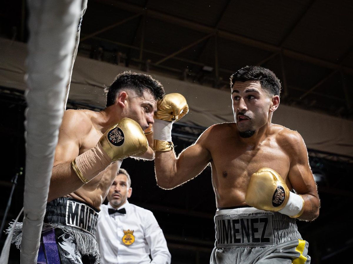 Ethan Jiménez presiona a Dorian Maidana en un momento de la pelea.