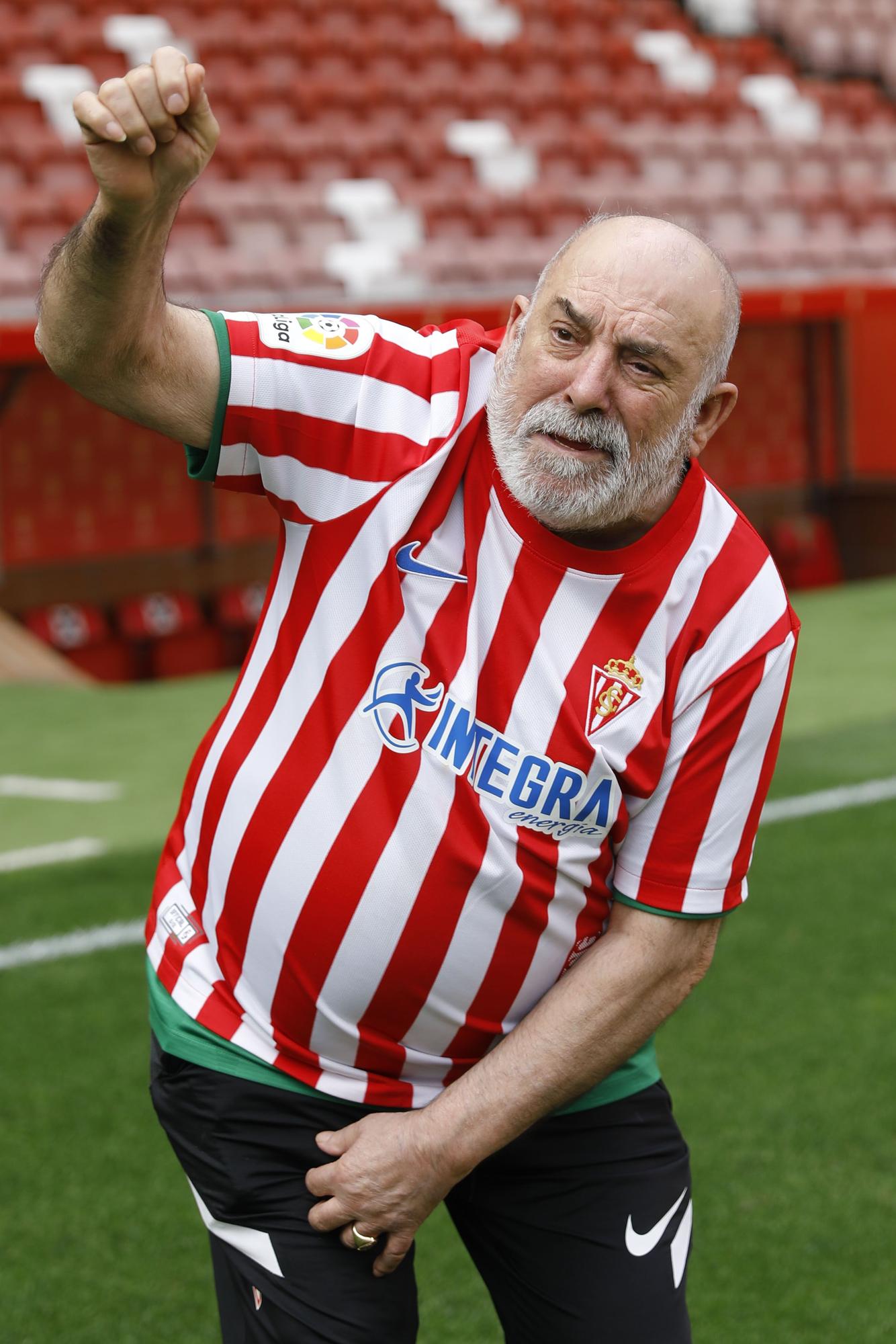 Los aficionados del Oviedo y del Sporting se visten de jugadores para el derbi