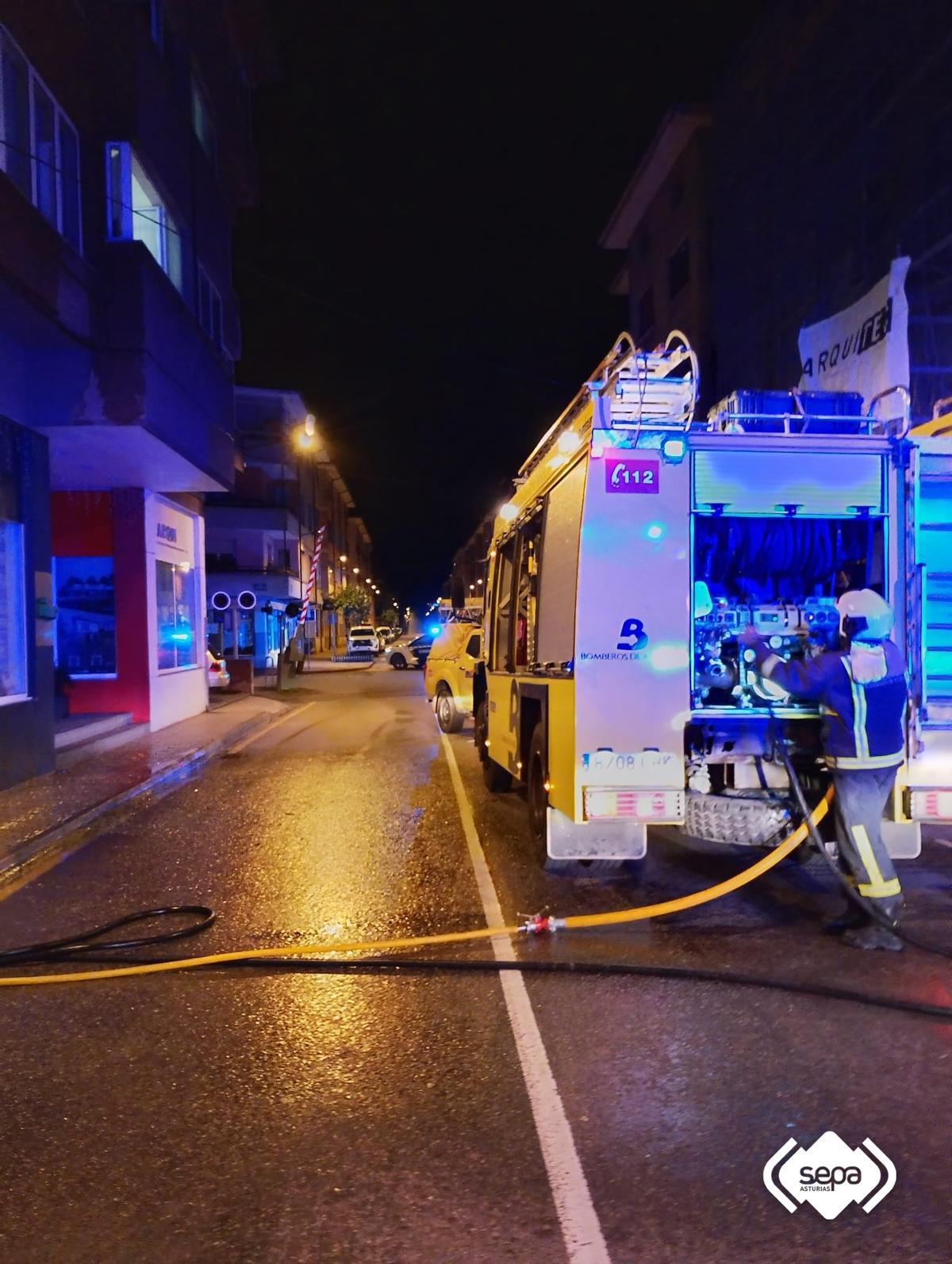 El incendio en un edificio ubicado en la avenida La Vega de Santiago, en Posada, Llanes.