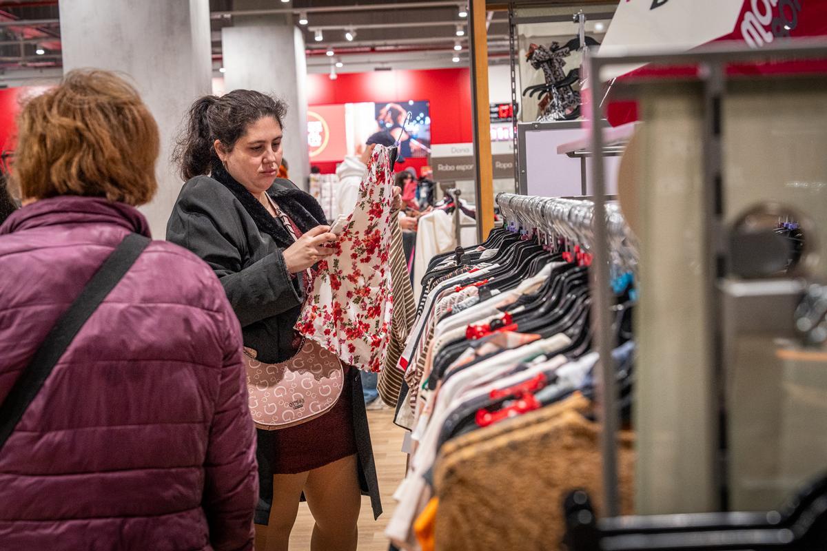 Furor y ofertas en el estreno de la primera tienda en Barcelona del outlet de grandes marcas TK-Maxx