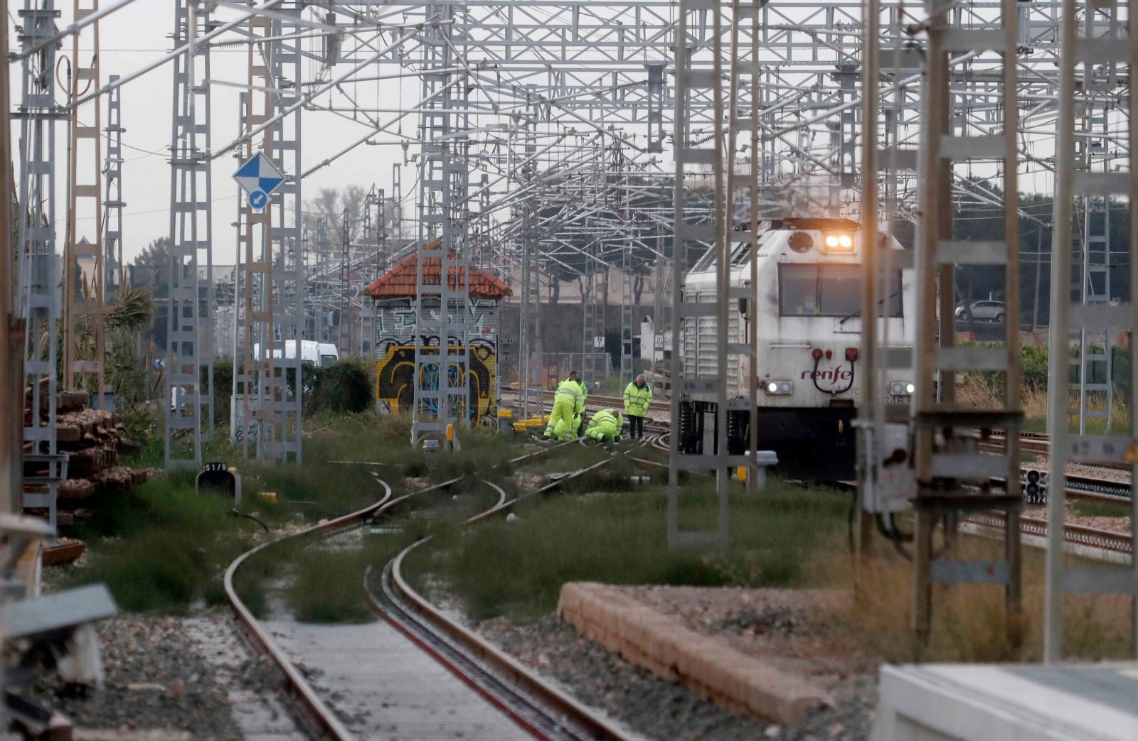 El robo de mil metros de cable provoca un incendio y corta la línea ferroviaria València-Castelló
