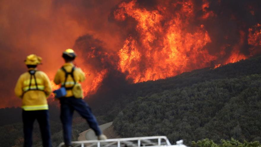 Alrededor de 8 fallecidos por los incendios en California