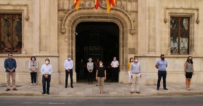 Minuto de silencio en la sede del Consell de Mallorca.