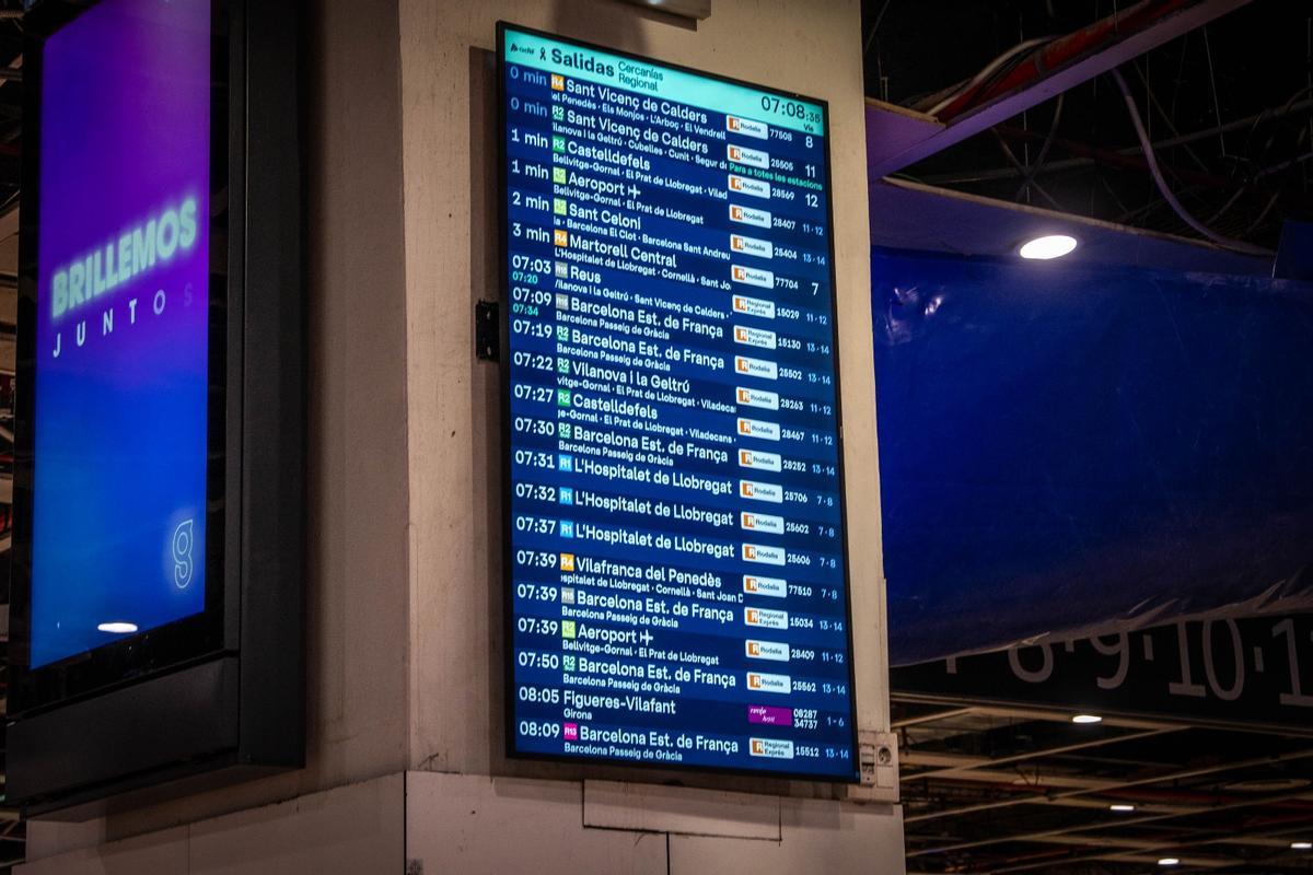 La estación de Sants, a primera hora de la mañana, el día del restablecimiento del servicio de Rodalies en Catalunya