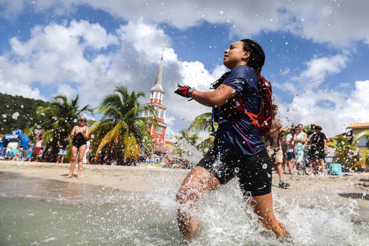 Competición multideportiva exclusivamente femenina Raid des Alizes en la isla caribeña francesa de Martinica, cada equipo representa una organización benéfica