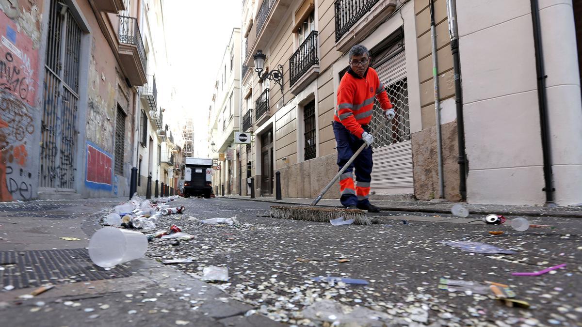 Los servicios de limpieza trabajan en el Carmen tras una noche de fallas.