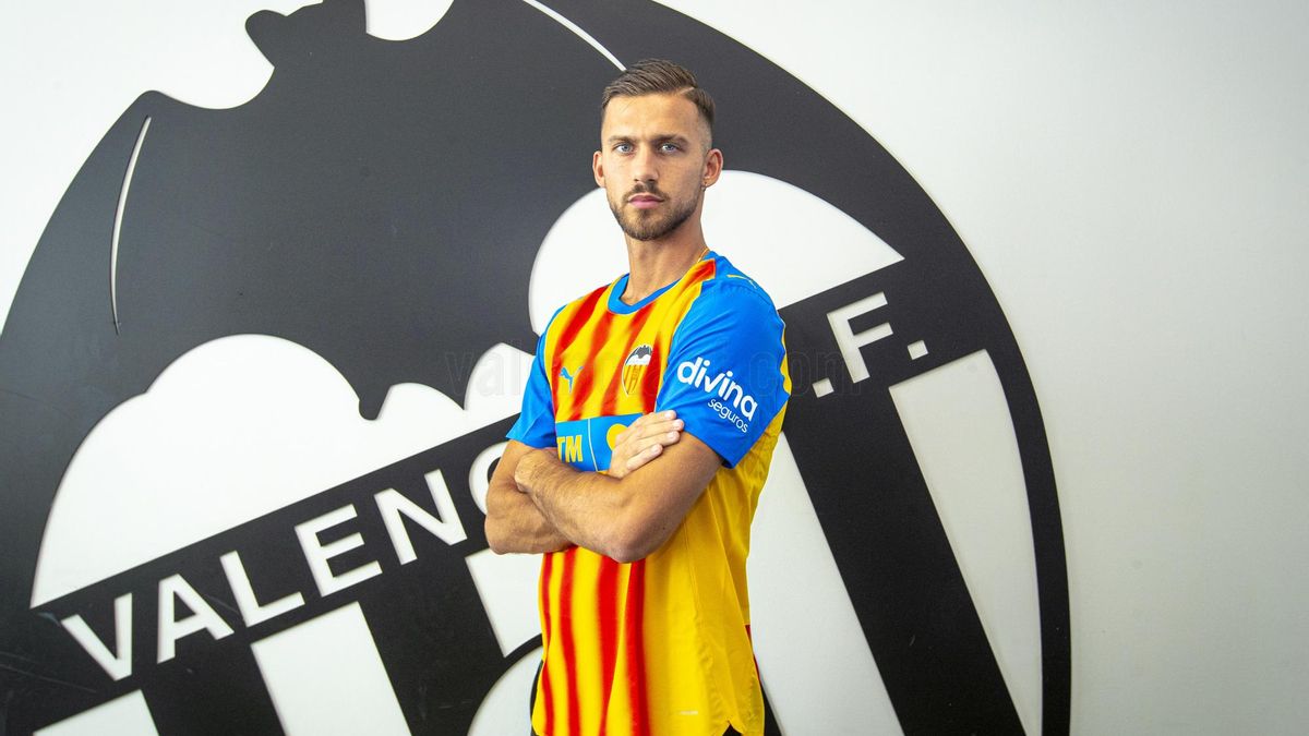 Copete posa con sus nuevos colores.