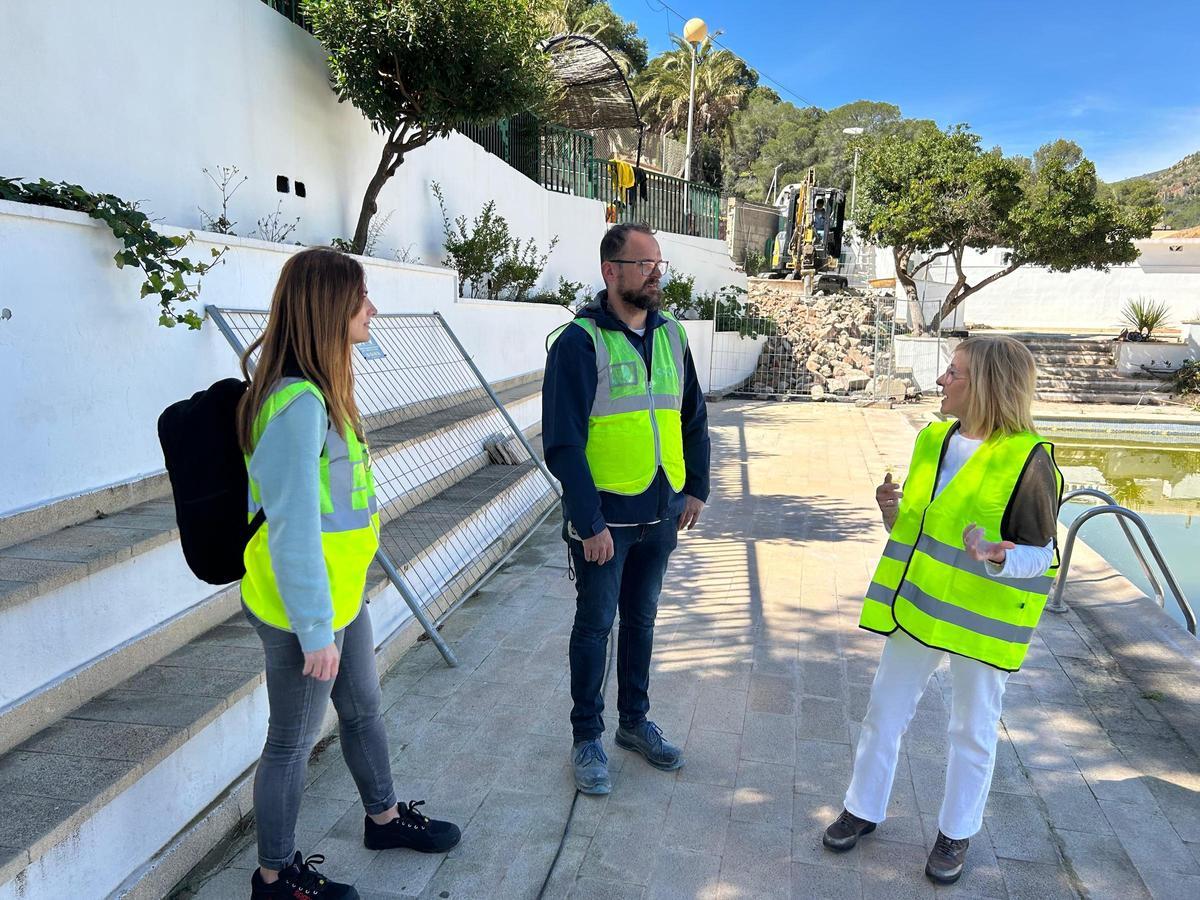 La alcaldesa Alicia Tusón visita las obras de la remodelación de la piscina municipal.