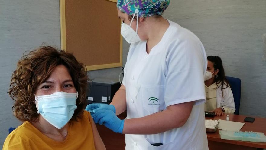 Vacunación a una docente en Coín.