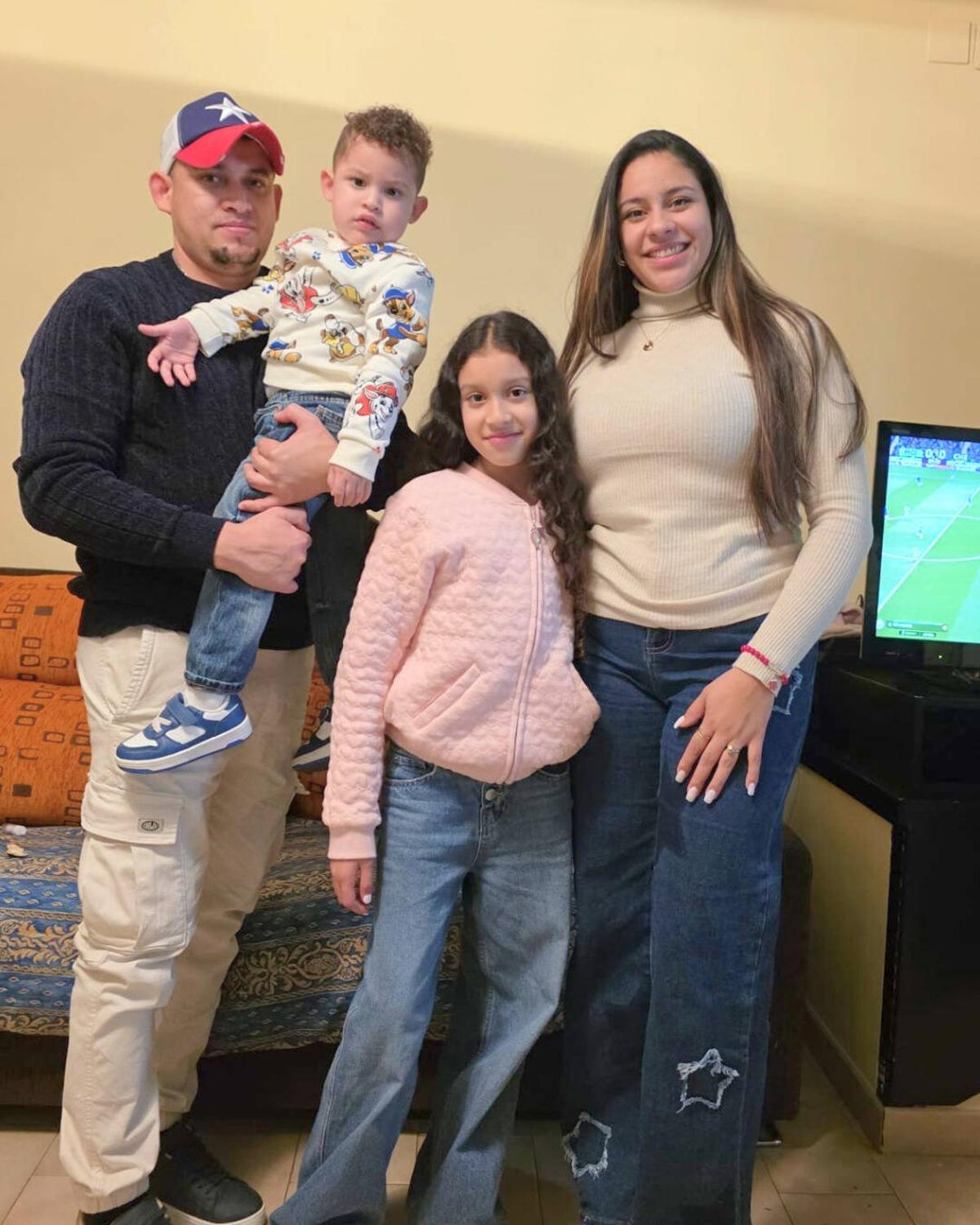 L’hondurenya Yeni Sánchez amb la seva família.