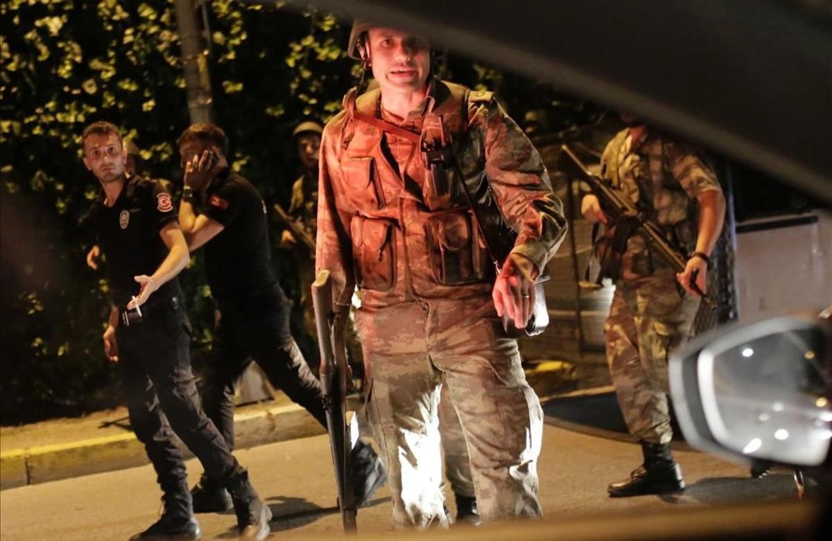 Militars turcs detenen policies turcs, als accessos al pont del Bòsfor a Istanbul.