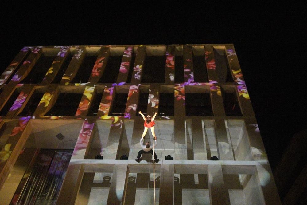 Danza vertical sobre la fachada del Moneo