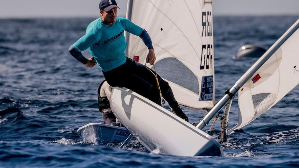 El británico Elliot Hanson, nuevo líder en la clase ILCA 7, en la regata de ayer. | | LP/DLP