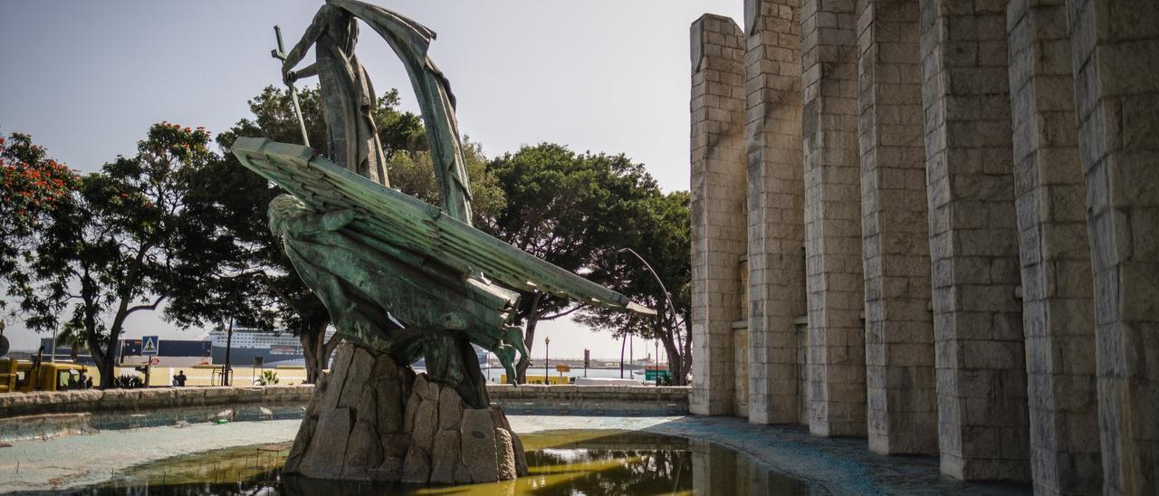 Monumento a Franco, en la avenida de Anaga.