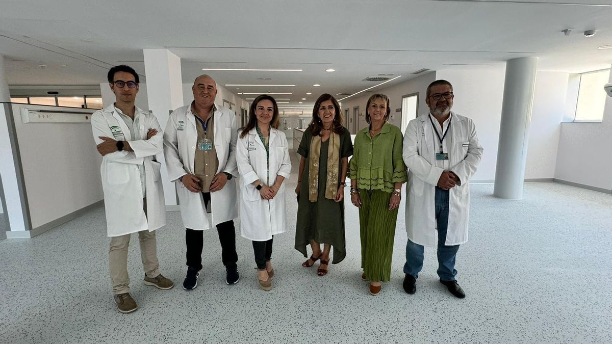 La delegada de Salud y Consumo, María Jesús Botella, durante su visita al hospital.
