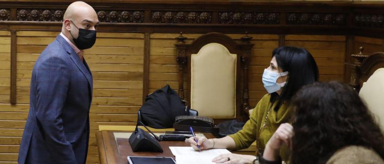 Jesús Martínez Salvador y Marina Pineda, de espaldas, en la comisión del pozo de tormentas de Hermanos Castro.