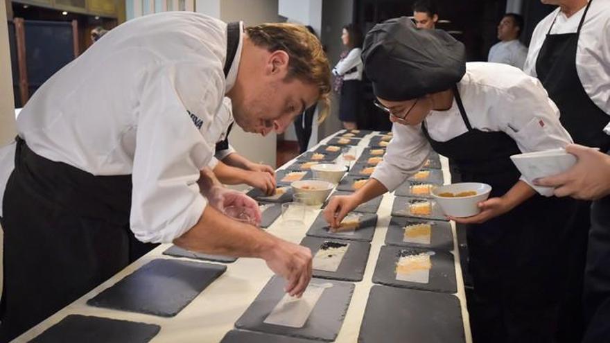 Los Roca preparan la cena en el Hotel Escuela Santa Brígida