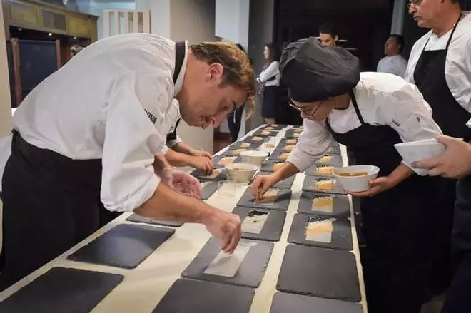 Los Roca preparan la cena en el Hotel Escuela Santa Brígida
