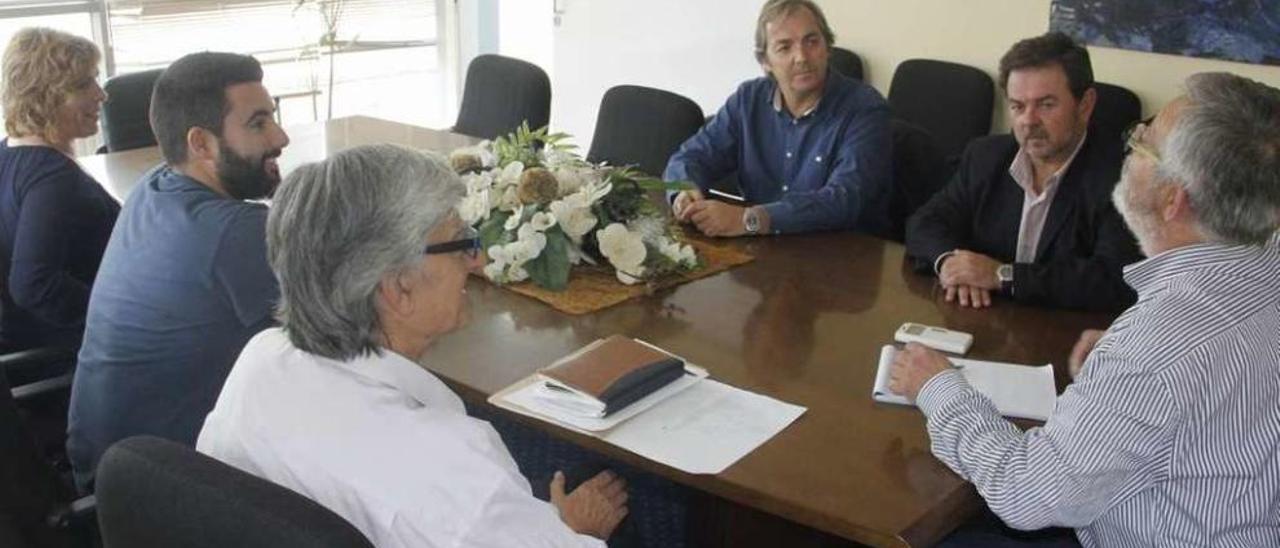Una de las reuniones entre representantes del gobierno de Cangas y de la concesionaria. // Santos Álvarez