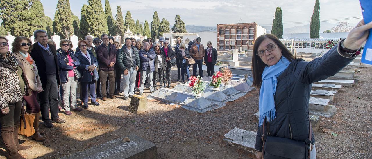 Queta Ródenas lleva años investigando sobre las personas que están sepultadas en los cementerios de Castelló.