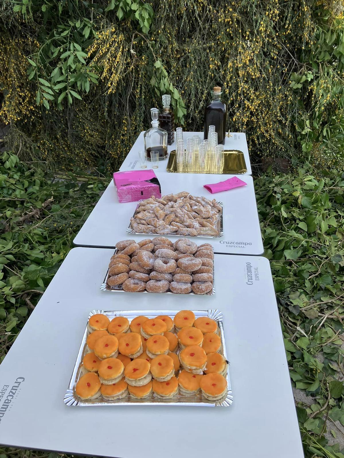 Mesa con comida tradicional en el Huerto, en Júzcar.