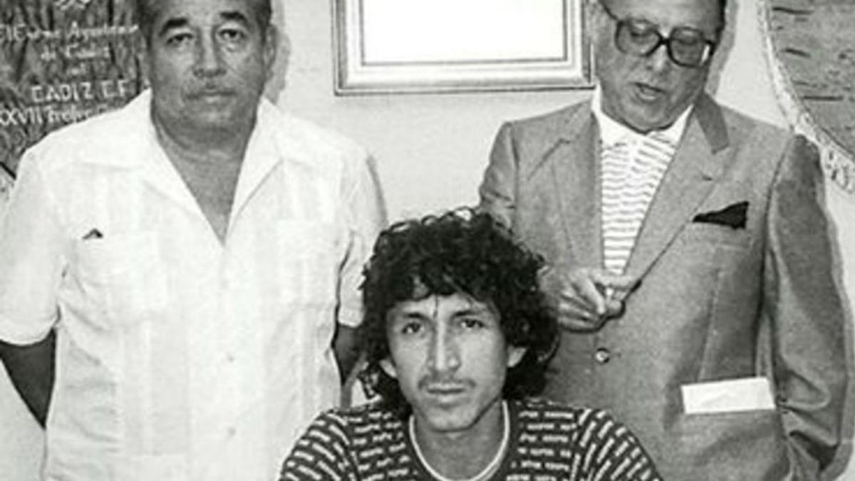 Manuel Irigoyen (d.), Mágico González (c.) y un directivo del Cádiz, en 1982.