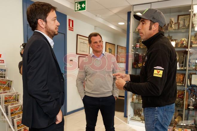 Nani Roma visita la redacción de Sport, con nuestro director Ernest Folch y David Casanovas.