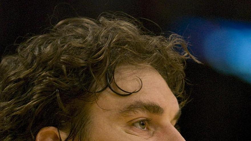 El español Pau Gasol, de los Lakers de Los Ángeles, descansa durante el partido de la NBA ante los Magic de Orlando que les enfrenta hoy, 16 de enero de 2009, en Los Ángeles, California (EEUU).
