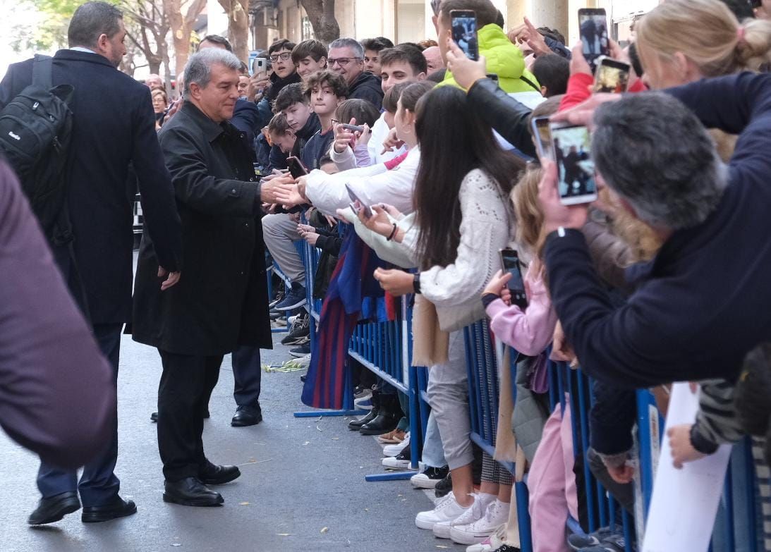 Laporta firma las camisetas de varios aficionados concentrados frente al hotel en el que se alojará el Barça en Alicante