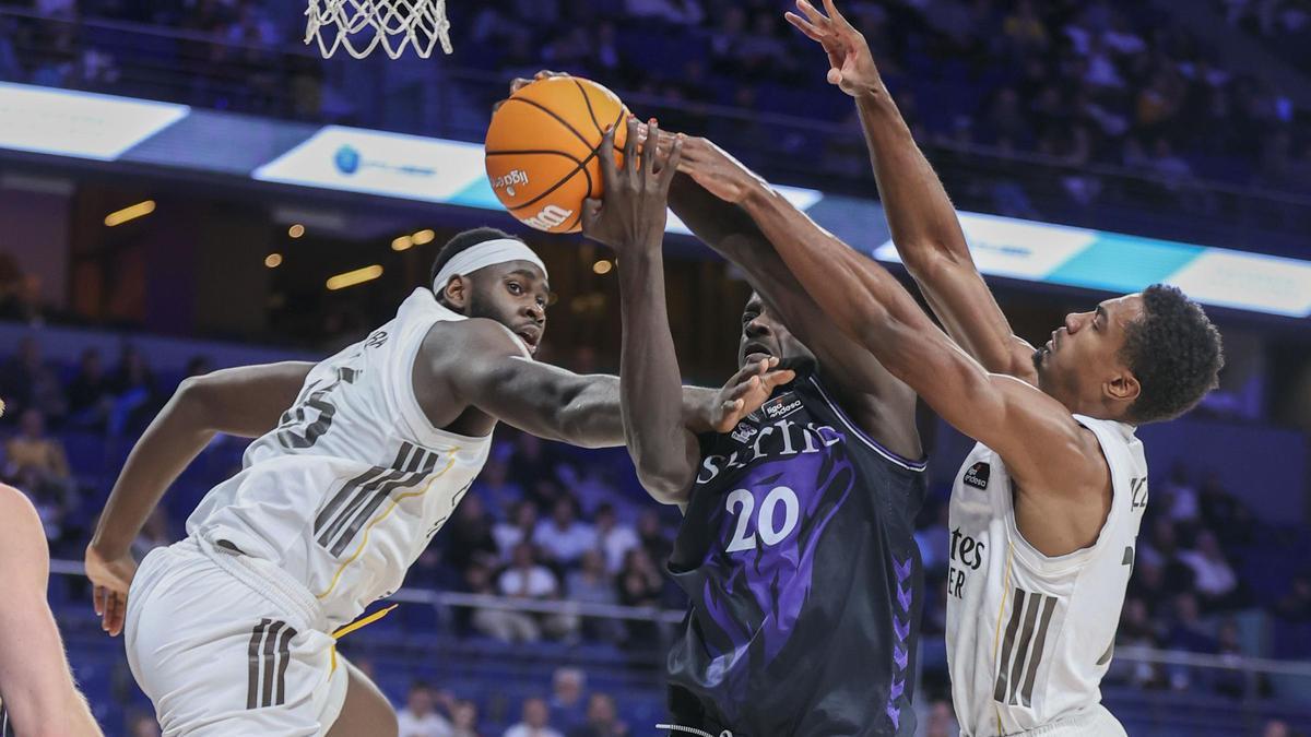 Acción del encuentro entre el Real Madrid y el Surne Bilbao Basket