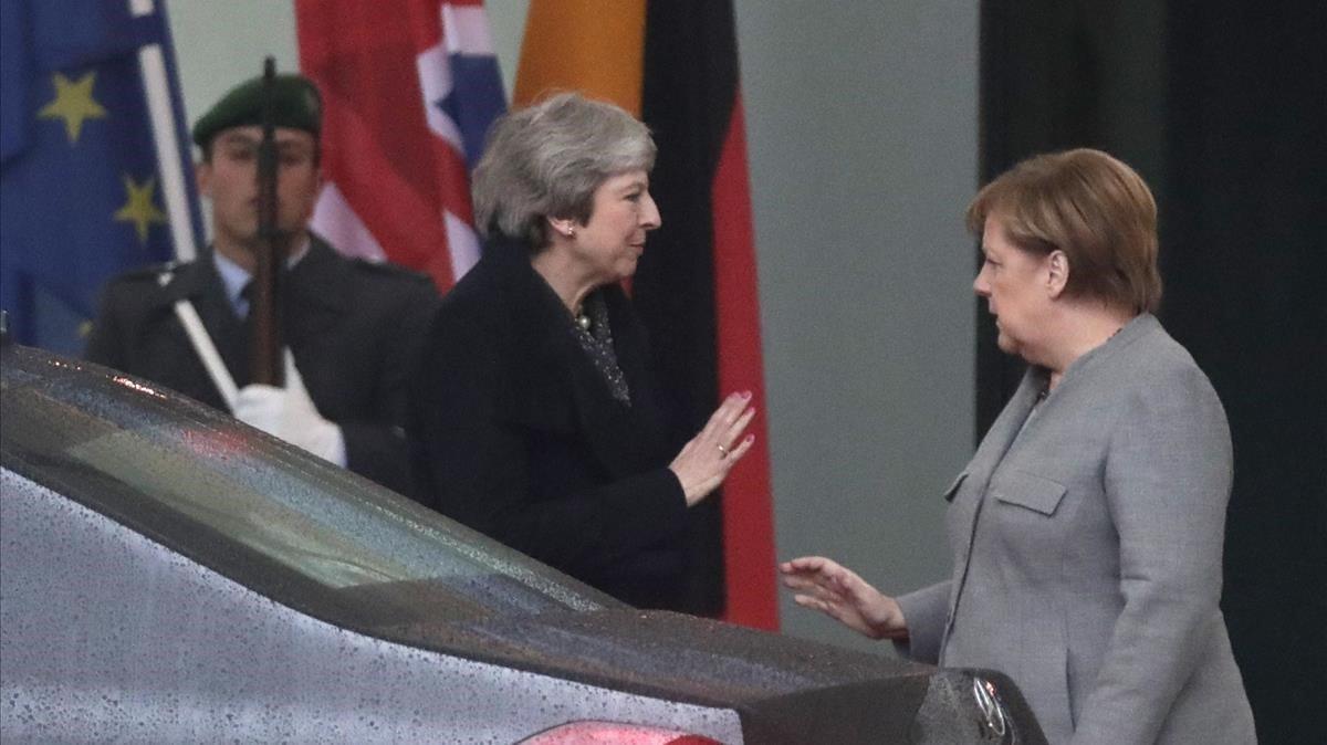 Angela Merkel habla con Theresa May en un encuentro en Berlín.