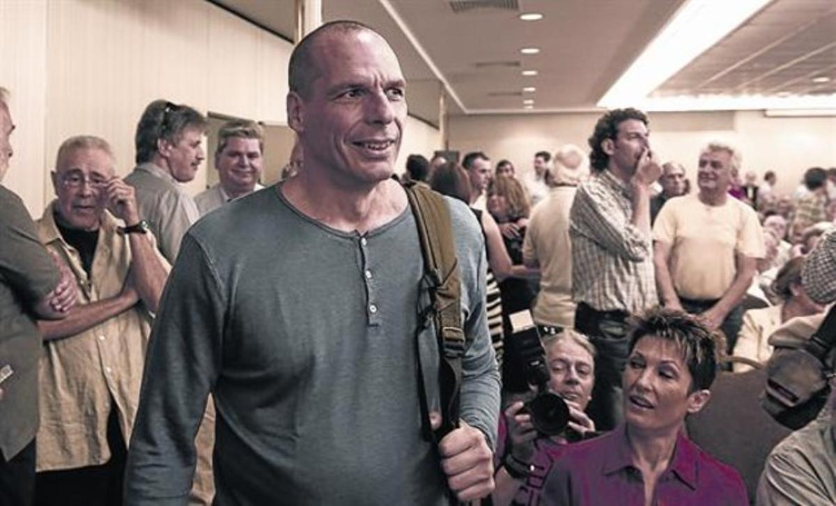Varufakis arriba a una reunió del comitè central de Syriza, dissabte, a Atenes. Varufakis arriba a una reunió del comitè central de Syriza, dissabte, a Atenes.