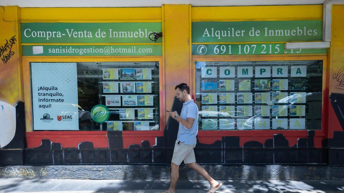 Escaparate de una inmobiliaria en Madrid.