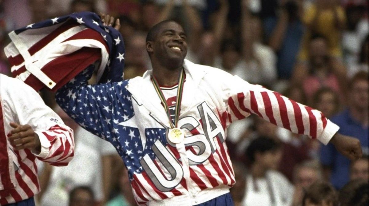 Earvin Magic Johnson, del equipo americano de baloncesto en la ceremonia de entrega de medallas.