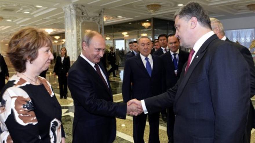 Apretón de manos entre Putin y Poroshenko