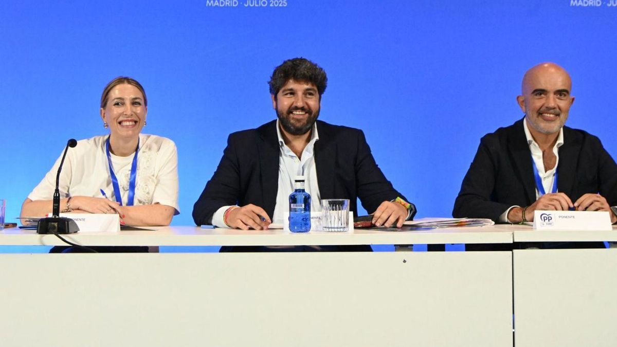 Fernando López Miras, en el centro, junto a María Guardiola y Dani Sirera, con quienes defendió la ponencia. | PP