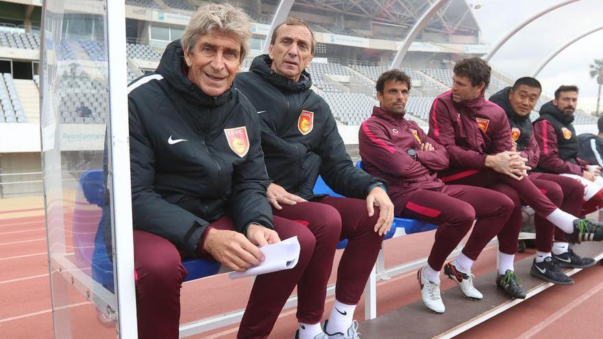 Manuel Pellegrini y el &#039;Flaco&#039; Cousillas, juntos en un banquillo como ya hicieron en su época del Málaga CF.