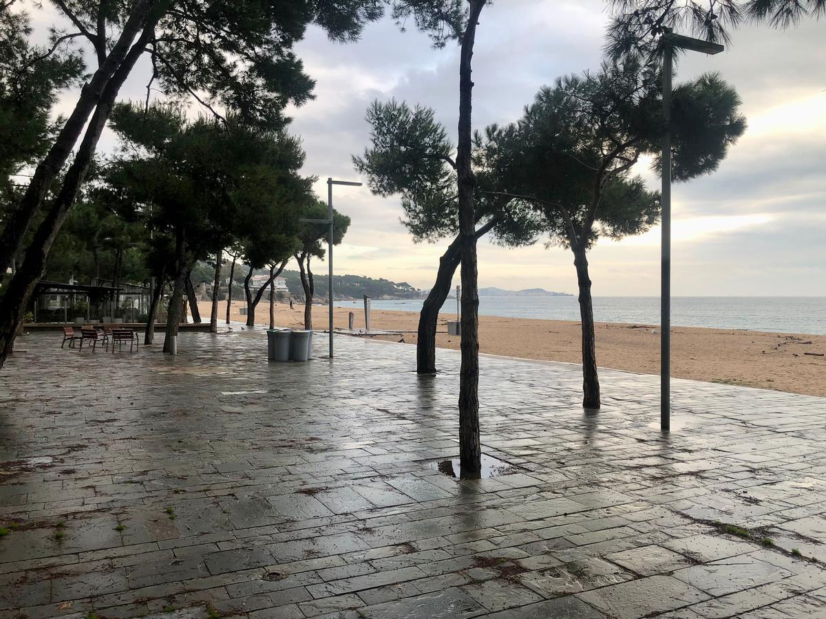 Les fotos de l'estat del passeig marítim de Platja d’Arodesprés de la llevantada