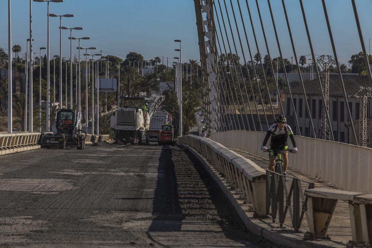 Reasfaltado del Pont del Bimil.lenari hace un par de años en Elche