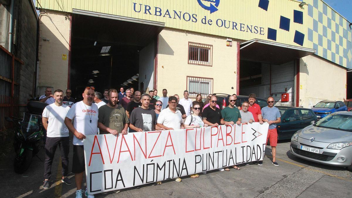 Trabajadores de Urbanos de Ourense, en su protesta.